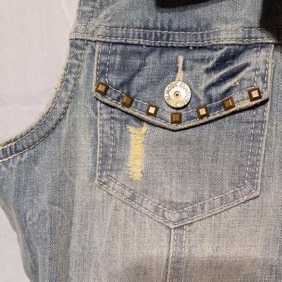 Almost Famous EUC Jean Vest, Jr Sz L, Metal Rivets on Shoulders & Pockets - Picture 6 of 9